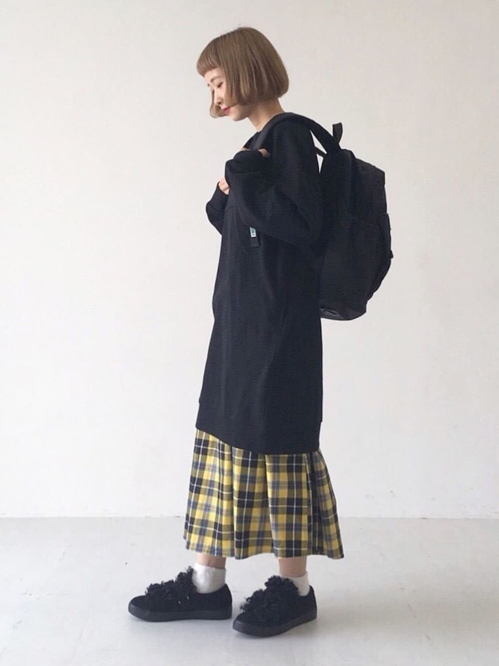 「秋のコーデ、秋服、ボブ、リュック、バックパック、ちょこび、チェックスカート、イーハイフンワールドギャラリー(E hyphen world gallery)、ootd、ちょこびおすすめ」｜「E hyphen world galleryのライン切替スウェットワンピース　。（ワンピース、ブラック系）」を使った、ちょこびさん（レディース・154cm）の秋コーディネートの1枚目の写真