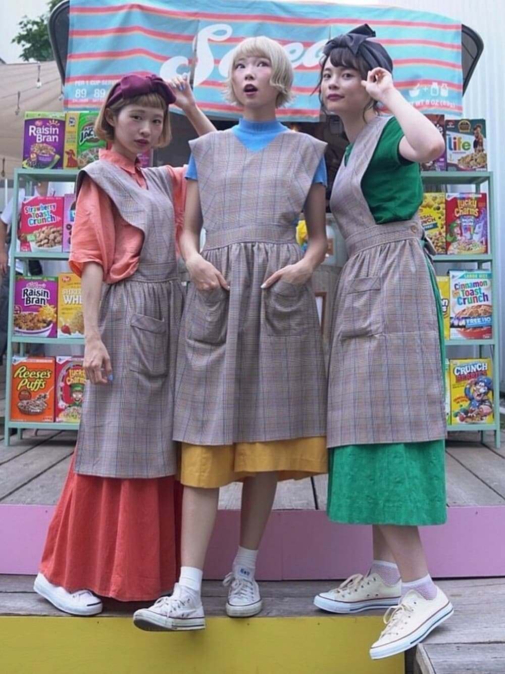 「チェックワンピース、エプロン、あさぎーにょ、ちょこびおすすめ、ちょこび、ヘアバンド、シミラールック、リンクコーデ、古着MIX、コンバース」｜「あさぎーにょのアイテム（その他、その他）」を使った、ちょこびさん（レディース・154cm）の秋コーディネートの1枚目の写真