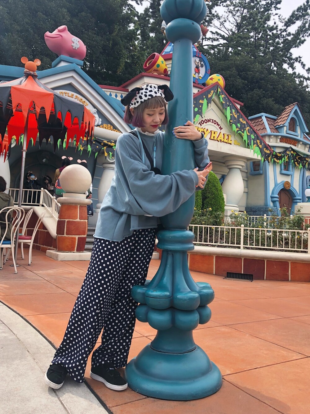 「ディズニー、ディズニーコーデ、無地スウェット、ボリューム袖、水玉、ドットパンツ、ちょこび、メルロー、トレーナー、古着」｜「MERLOTのオーバーサイズ裏起毛スウェットプルオーバー1064（スウェット、グリーン系）」を使った、ちょこびさん（レディース・154cm）の秋コーディネートの1枚目の写真