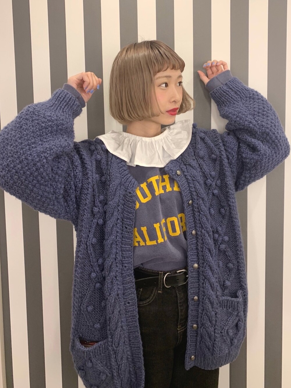 「ニットカーディガン、ちょこびおすすめ、ちょこび、ロゴスウェット、フリルネック、古着、ボブ女子、カスタネ、ヘアカラー、ボリュームカーディガン」｜「MERLOTのリボンタイピエロ襟ブラウス2418（シャツ/ブラウス、ホワイト系）」を使った、ちょこびさん（レディース・154cm）の秋コーディネートの1枚目の写真