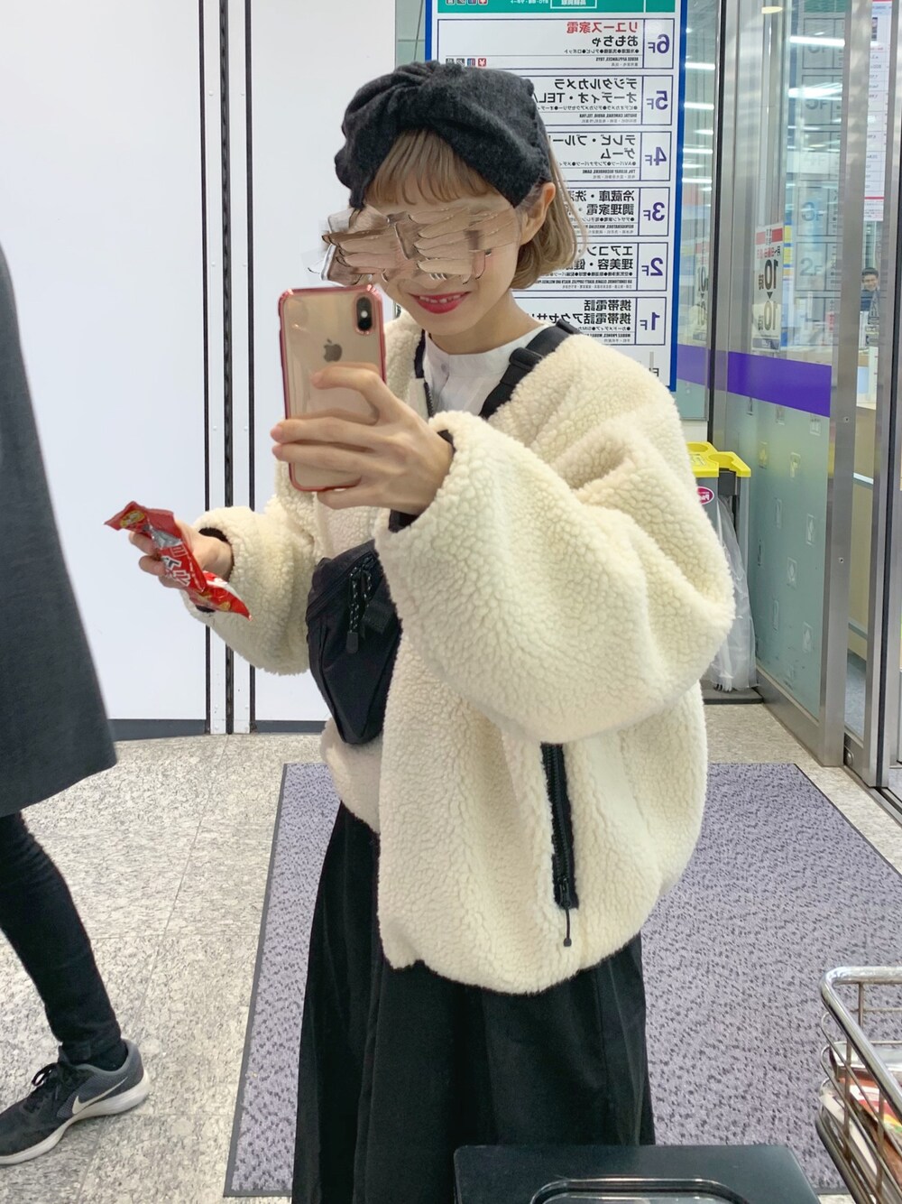 「ボアジャケット、ボアブルゾン、ヘアバンド、ちょこび、モノトーンコーデ、低身長コーデ、ootd、ボリューム袖、モノトーン」｜「FREAK'S STOREの▽リバーシブルボアフリースジャケット（ブルゾン、ホワイト系）」を使った、ちょこびさん（レディース・154cm）の冬コーディネートの1枚目の写真