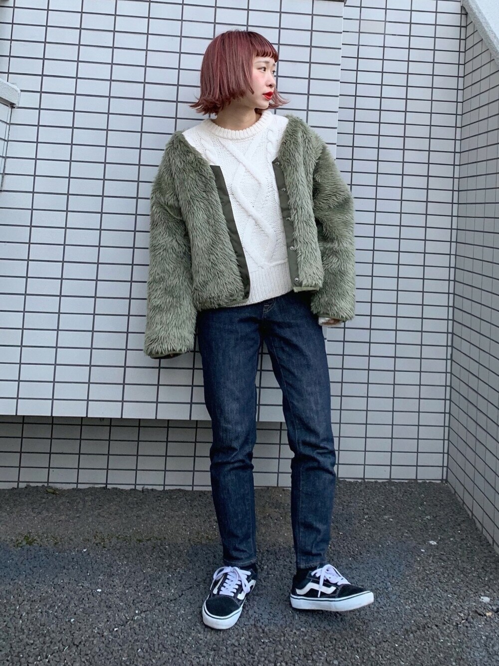 「大晦日、zozoデニム、ストレートデニム、カーキアウター、白ニット、ちょこび、メンズライク、今年最後のコーデ、ファーブルゾン、ブルゾン」｜「ZOZOのスリムテーパードデニム／ワンウォッシュ［WOMEN］（デニムパンツ、ブルー系）」を使った、ちょこびさん（レディース・154cm）の冬コーディネートの1枚目の写真