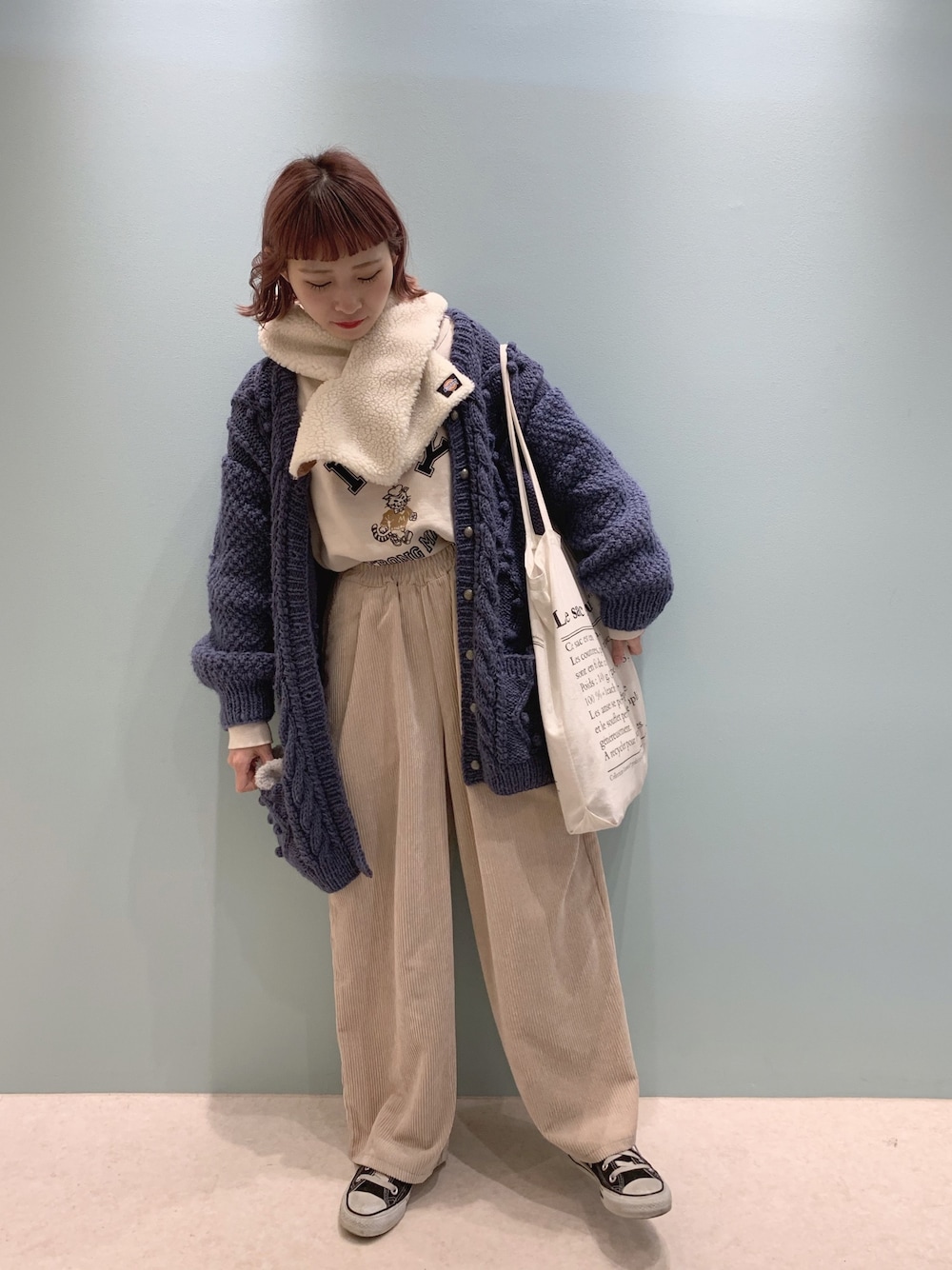 「冬コーデ、マフラー、ボアマフラー、ニットカーディガン、白パンツ、コーデュロイパンツ、ちょこび、コンバース、今日のコーデ、ラクチンコーデ」｜「DickiesのDickies別注ボアマフラー（ストール/ショール、ホワイト系）」を使った、ちょこびさん（レディース・154cm）の冬コーディネートの1枚目の写真