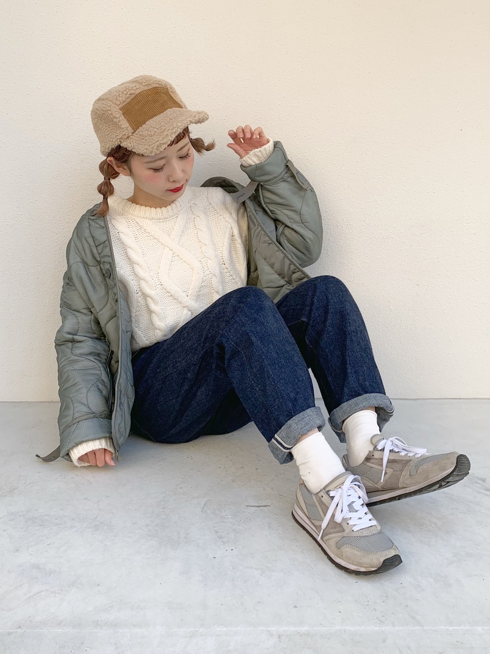 「休日スタイル、キルティング、カーキアウター、低身長コーデ、ヘアアレンジ、古着、ちょこび、スニーカーコーデ、ケーブルニット、白ニット」｜「FREAK'S STOREの▽【WEB限定】クルーネック ケーブルニット（ニット/セーター、ホワイト系）」を使った、ちょこびさん（レディース・154cm）の冬コーディネートの1枚目の写真