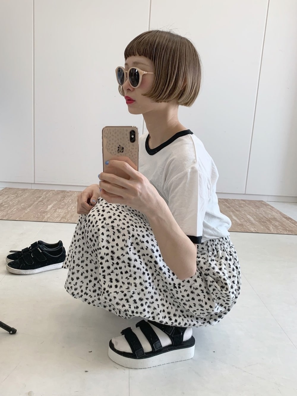 「夏コーデ、ダルメシアン柄、サンダルに靴下、ちょこび、サングラス、リンガーTシャツ、モノトーンコーデ、ちょこびおすすめ、ボブ、春コーデ」｜「Leeの【別注】Lee　リンガーＴシャツ（Tシャツ/カットソー、ブラック系）」を使った、ちょこびさん（レディース・154cm）の冬コーディネートの1枚目の写真