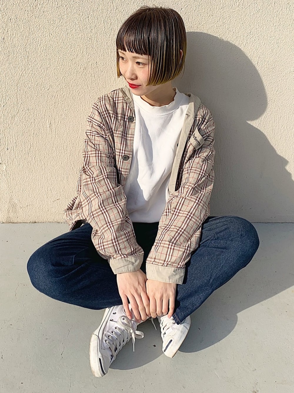 「古着、春色、チェックシャツ、スニーカーコーデ、低身長、ちょこび、zozoデニム、ボブ、ちょこびおすすめ、雨の日コーデ」｜「古着のアイテム（シャツ/ブラウス、ベージュ系）」を使った、ちょこびさん（レディース・154cm）の春コーディネートの1枚目の写真
