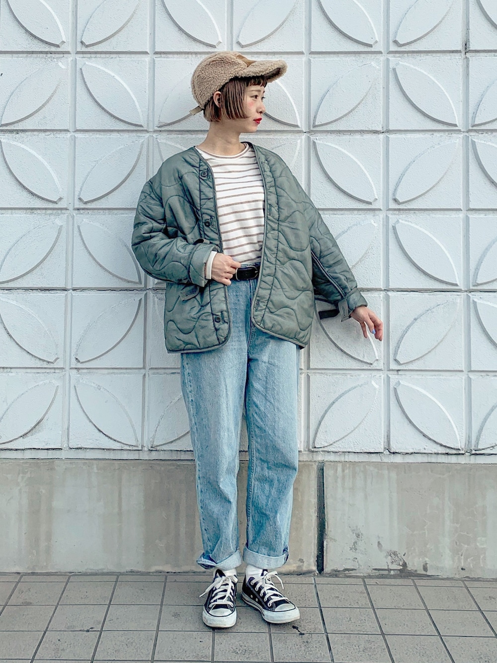 「春、キルティング、休日スタイル、ボーダートップス、ボアキャップ、ちょこび、春アウター、デニムパンツ、コンバース、ボブ」｜「MERLOT IKYUのボーダー柄テールカットカットソー6589（Tシャツ/カットソー、ベージュ系）」を使った、ちょこびさん（レディース・154cm）の春コーディネートの1枚目の写真