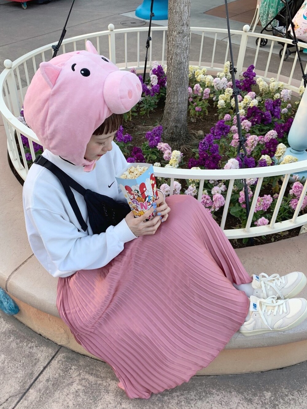 「ディズニー、プリーツスカート、ニューバランス、ちょこびおすすめ、ちょこび、ハム、着回しコーデ、古着、パステル映える春」｜「one after another NICE CLAUPのサテンプリーツスカート（スカート、ピンク系）」を使った、ちょこびさん（レディース・154cm）の春コーディネートの1枚目の写真