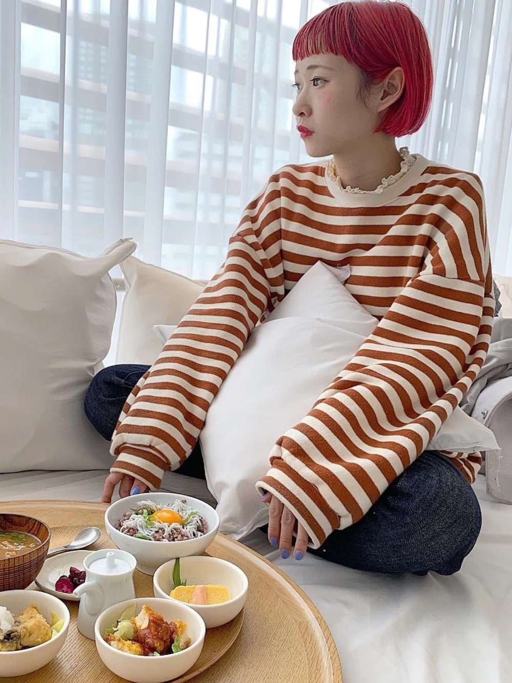 「春コーデ、ボーダー、ボーダートップス、休日スタイル、ちょこび、デニムパンツ、ラクチンコーデ、ご飯、ボブ、低身長」｜「DHOLICの裏起毛ボーダースウェット（スウェット、ブラウン系）」を使った、ちょこびさん（レディース・154cm）の春コーディネートの1枚目の写真