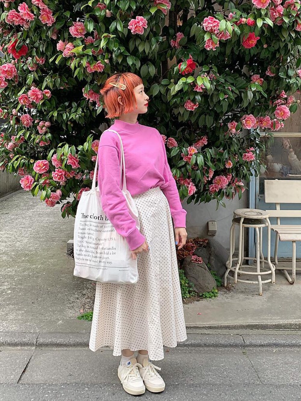 「春、ピンク、ピンクコーデ、ドット、トートバッグ、春コーデ、ちょこびおすすめ、ちょこび、スニーカーコーデ、低身長コーデ」｜「UNIQLOのスウェットプルオーバー（長袖）（パーカー、パープル系）」を使った、ちょこびさん（レディース・154cm）の春コーディネートの1枚目の写真