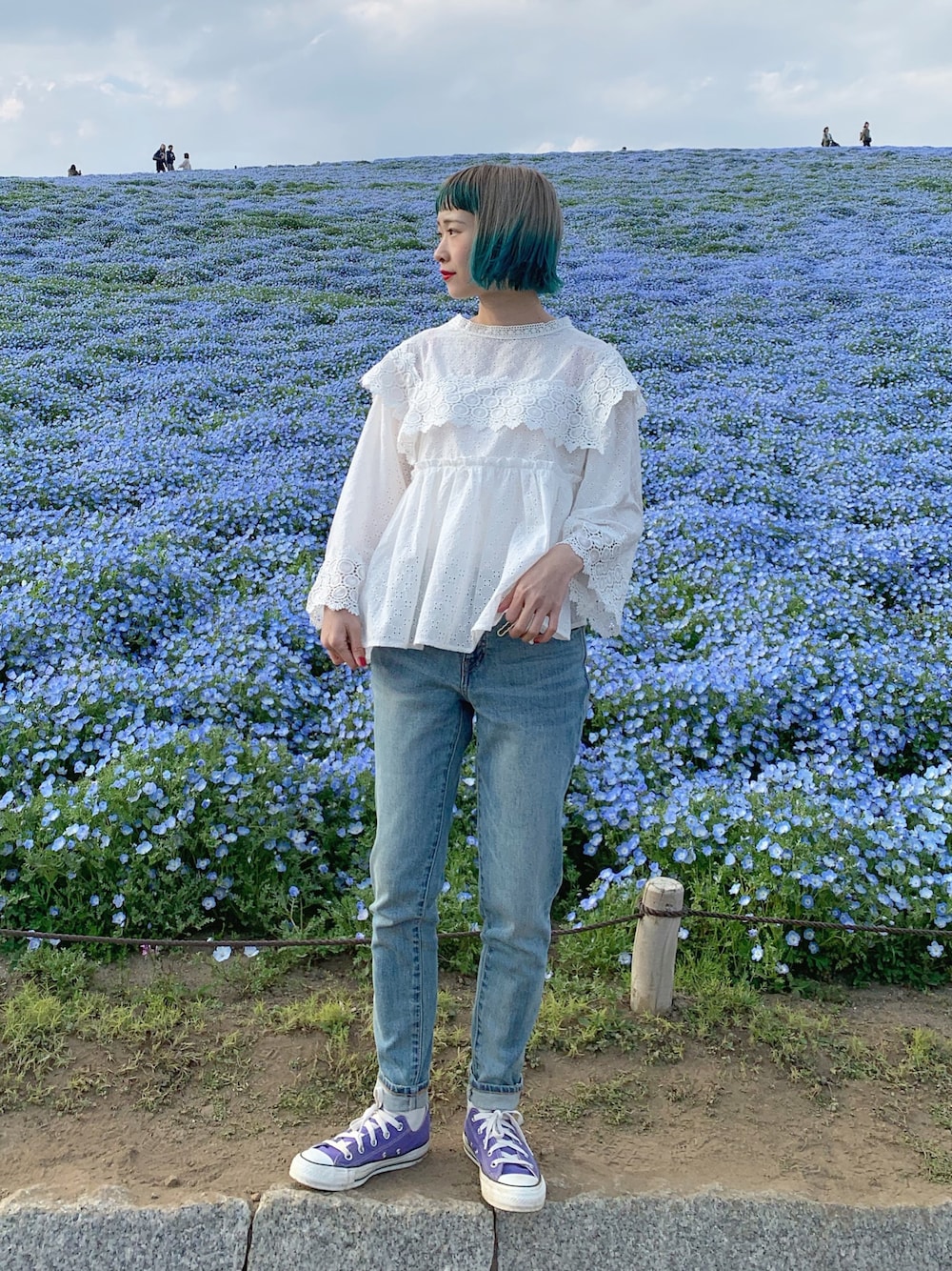 「カジュアル、zozoデニム、フリルトップス、春夏コーデ、ちょこび、ネモフィラ、夏コーデ、低身長、コンバース、ストレートデニム」｜「MERLOTのアイレットレースブラウス8149（シャツ/ブラウス、ホワイト系）」を使った、ちょこびさん（レディース・154cm）の春コーディネートの1枚目の写真