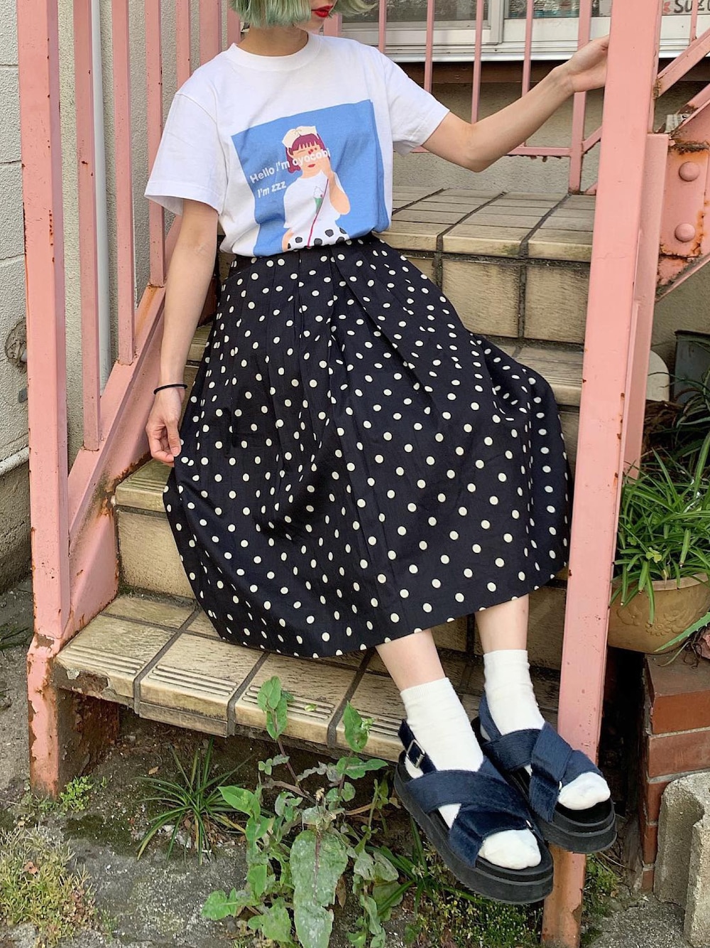 「春、サンダルに靴下、ドット、ドットスカート、プリントT、Tシャツ、ちょこびおすすめ、古着、オトナカジュアル、古着MIX」｜「ちょこびのねむたいTシャツのアイテム（トップス、ホワイト系）」を使った、ちょこびさん（レディース・154cm）の春コーディネートの1枚目の写真