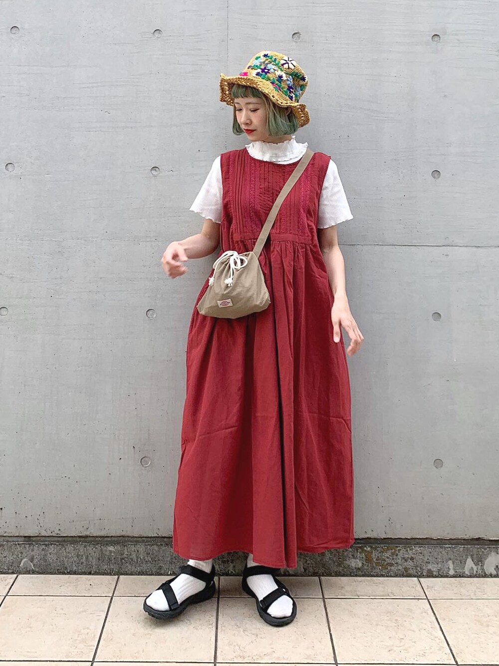 「赤、ワンピース、サンダルに靴下、teva、麦わら帽子、ちょこび、summer、夏コーデ、ちょこびおすすめ、古着」｜「PAR ICIのランダムテレコ メローモックネックカットソー（Tシャツ/カットソー、ホワイト系）」を使った、ちょこびさん（レディース・154cm）の春コーディネートの1枚目の写真