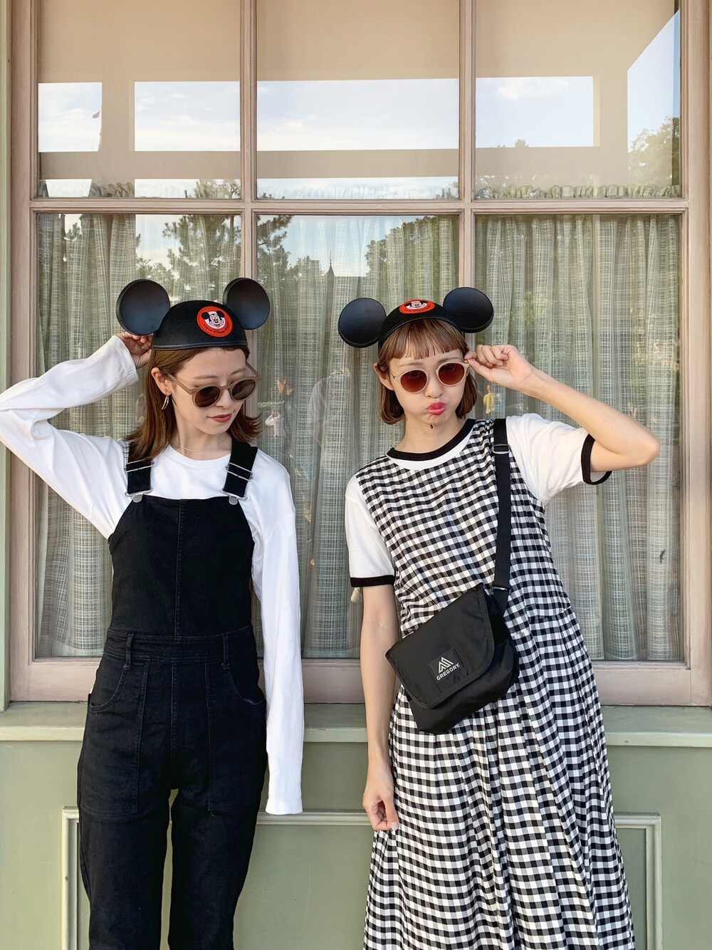 「ディズニー、ディズニーコーデ、モノトーンコーデ、リンクコーデ、ギンガムチェック、チェックワンピース、今日のコーデ、outfit、ちょこび、サングラス」｜「Leeの【別注】Lee　リンガーＴシャツ（Tシャツ/カットソー、ブラック系）」を使った、ちょこびさん（レディース・155cm）の夏コーディネートの1枚目の写真