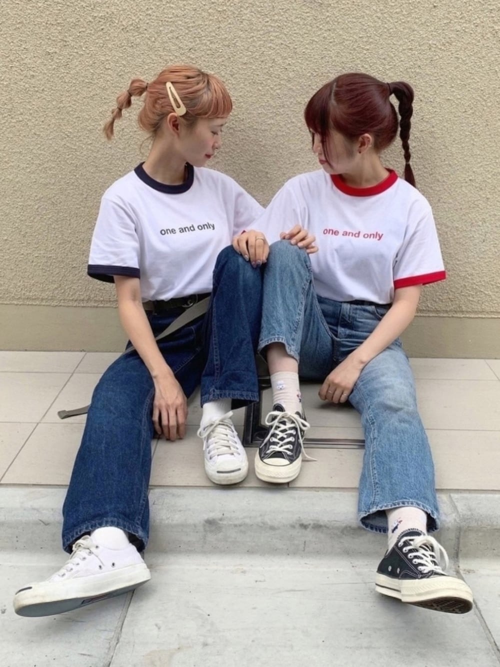 「リンガーTシャツ、双子コーデ、デニムコーデ、おそろいコーデ、低身長コーデ、ロゴT、スニーカーコーデ、シミラールック、韓国ファッション」｜「unimuniのアイテム（Tシャツ/カットソー、ホワイト系）」を使った、ちょこびさん（レディース・154cm）の秋コーディネートの1枚目の写真