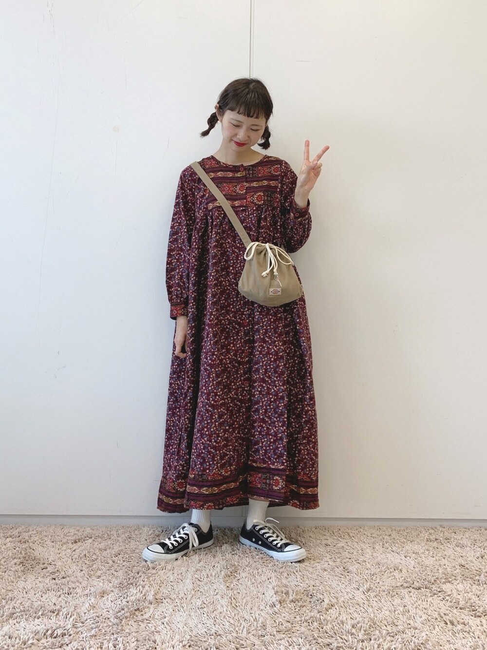 「ラブアンドピース2019、花柄ワンピース、秋のコーデ、ちょこびおすすめ、ちょこび、低身長コーデ、ロングワンピース、巾着バッグ、おんまゆ、古着」｜「MERLOTのフラワー柄ロングワンピース1671（ワンピース、レッド系）」を使った、ちょこびさん（レディース・154cm）の秋コーディネートの1枚目の写真