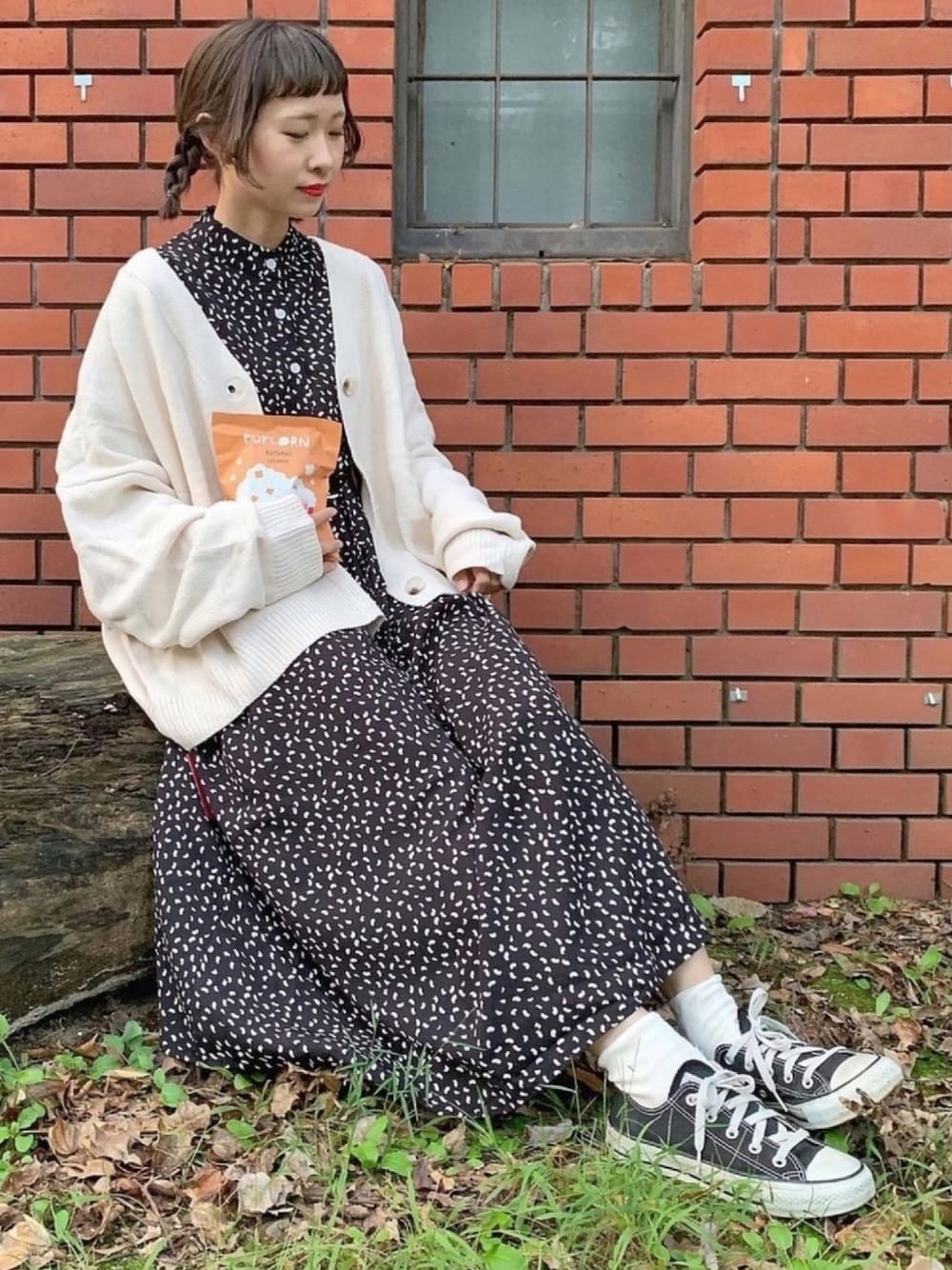「柄ワンピース、カーディガン、ニットカーディガン、モノトーンコーデ、黒ワンピ、秋服、ちょこび、おんまゆ、低身長コーデ、ユニムニ」｜「unimuniのアイテム（ワンピース/ドレス、ブラック系）」を使った、ちょこびさん（レディース・154cm）の秋コーディネートの1枚目の写真