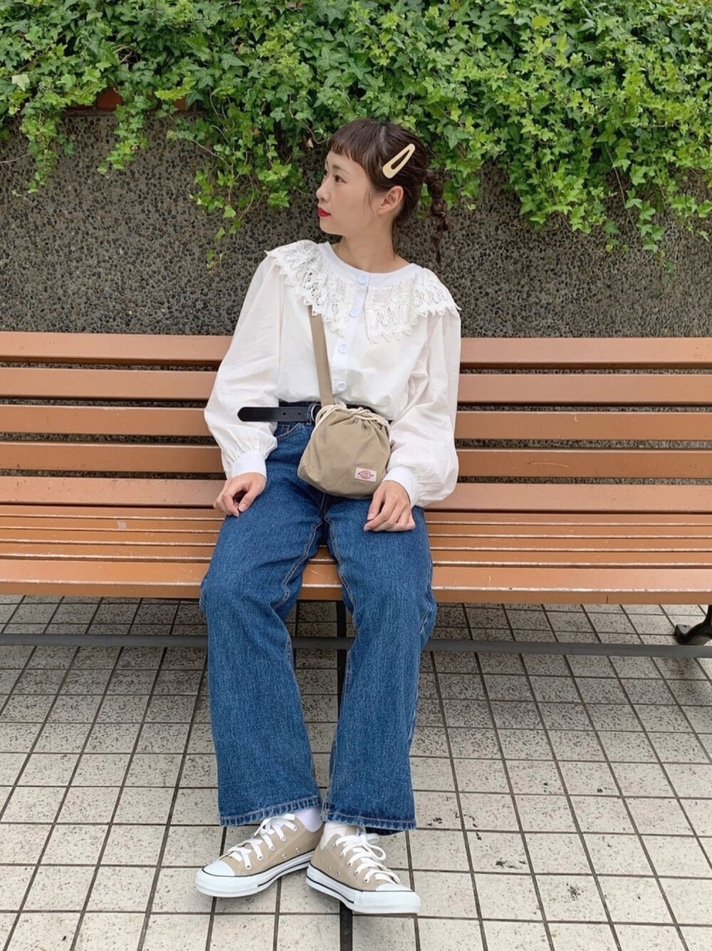 「秋のコーデ、デニムパンツ、ブラウス、フリルトップス、ちょこびおすすめ、ちょこび、巾着バッグ、シンプルコーデ、ベージュコンバース、コンバース」｜「MERLOTのレース襟コットンブラウス3291（シャツ/ブラウス、ホワイト系）」を使った、ちょこびさん（レディース・154cm）の秋コーディネートの1枚目の写真