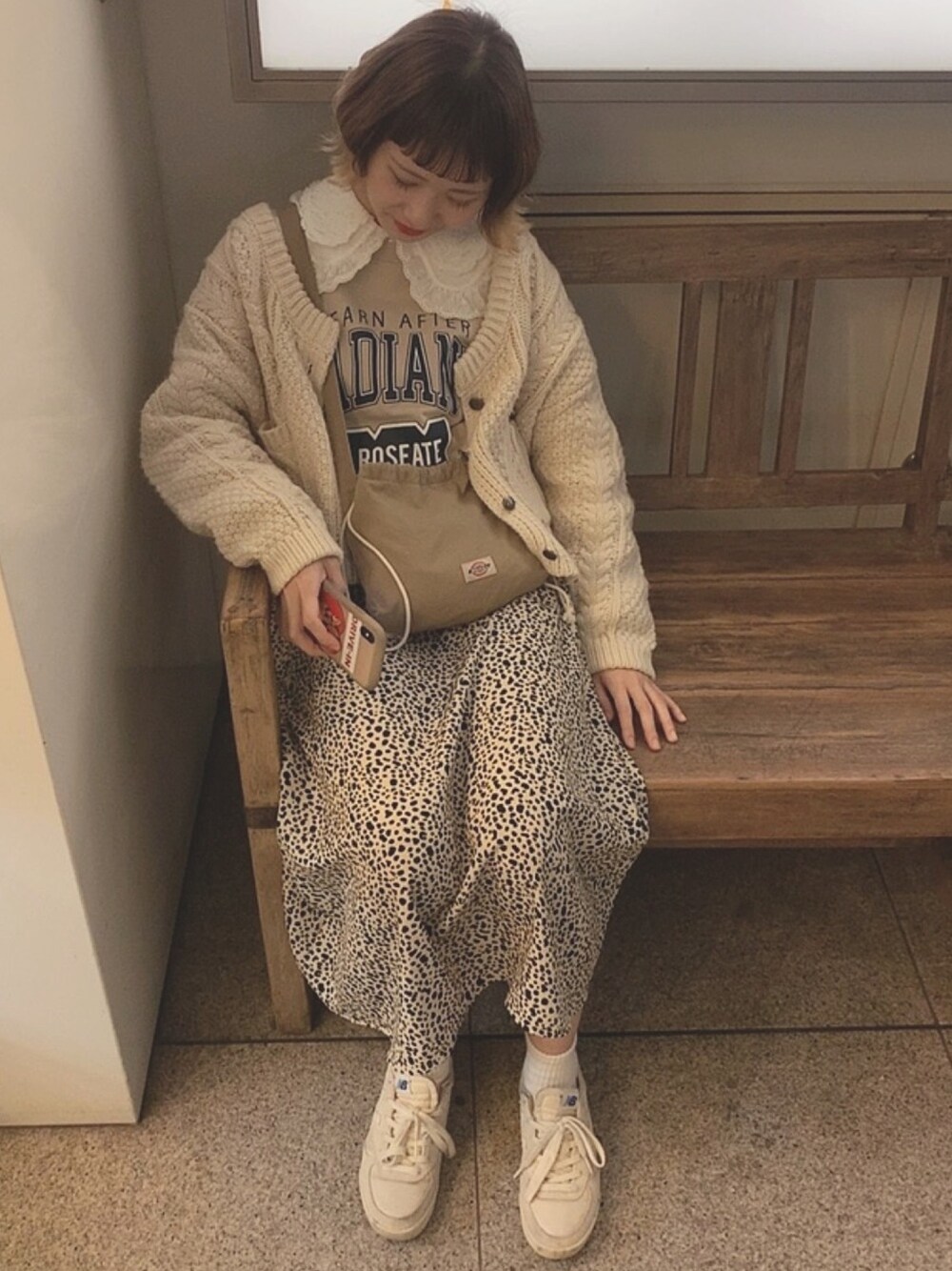 「秋のコーデ、フリルトップス、ロゴスウェット、古着MIX、カレッジスウェット、レオパード、ちょこびおすすめ、ベージュコーデ、ちょこび、ワントーンコーデ」｜「E hyphen world galleryのカレッジロゴBigプルオーバー（Tシャツ/カットソー、ベージュ系）」を使った、ちょこびさん（レディース・154cm）の秋コーディネートの1枚目の写真
