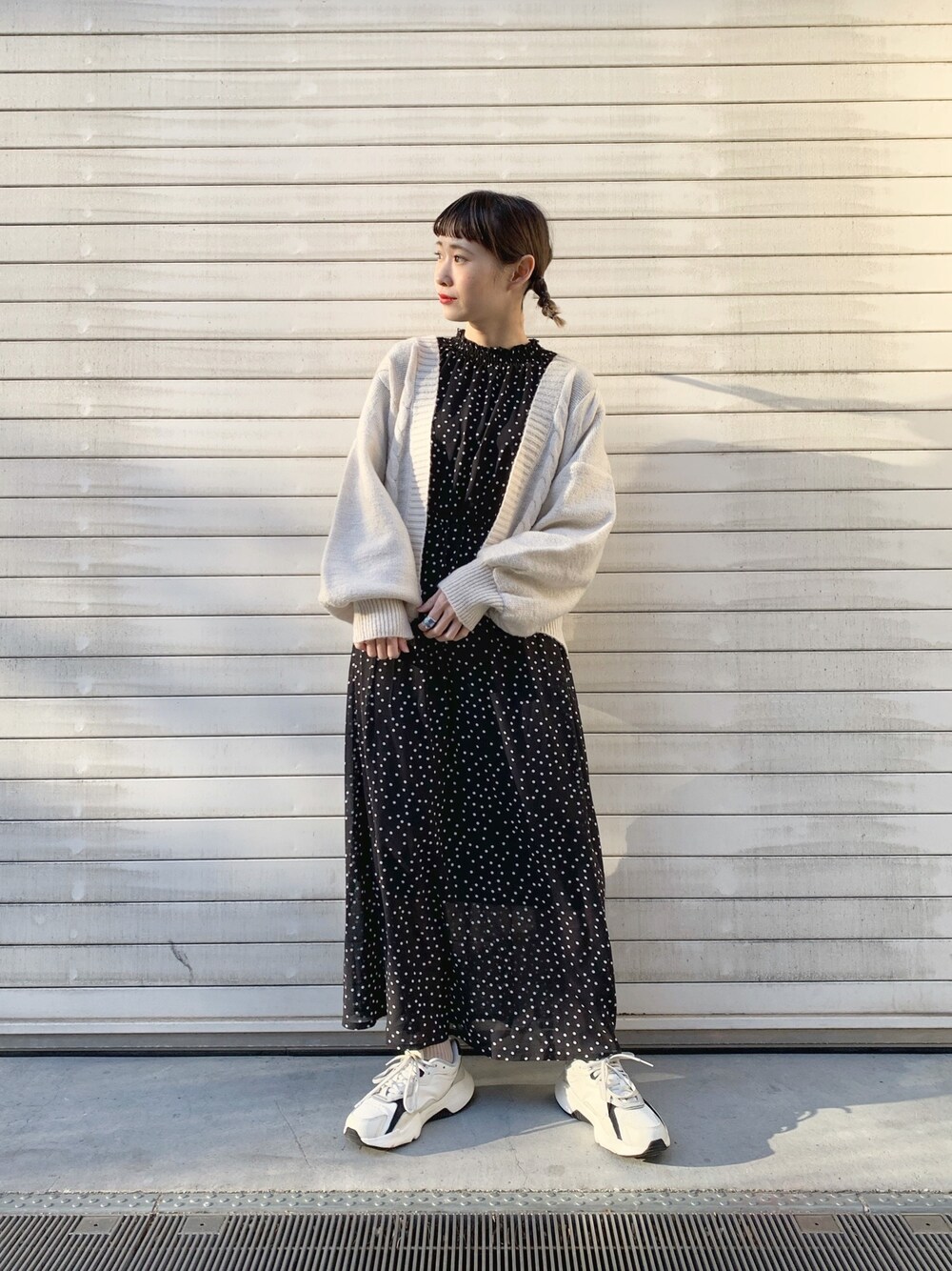 「モノトーン、ドット、春コーデ、カーディガン、ちょこびおすすめ、休日コーデ、低身長コーデ、プチプラ、春、モノトーンコーデ」｜「E hyphen world galleryのドットハイネックワンピース＊（ワンピース、ブラック系）」を使った、ちょこびさん（レディース・154cm）の冬コーディネートの1枚目の写真