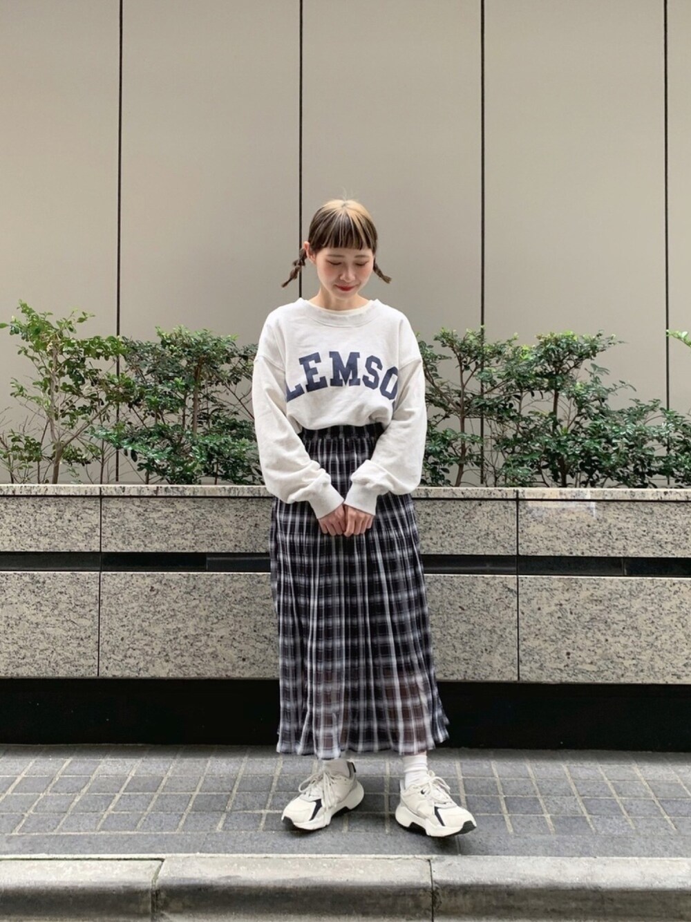 「ロゴスウェット、今日のコーデ、チェックスカート、古着、ちょこびおすすめ、ダッドスニーカー、リーボックラブ」｜「Crispの"CLEMSON"ビッグスウェット（スウェット、ベージュ系）」を使った、ちょこびさん（レディース・154cm）の冬コーディネートの1枚目の写真