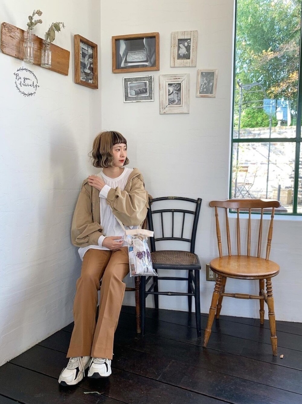 「ベージュコーデ、茶色コーデ、春コーデ、クリアバッグ、ダッドスニーカー、ちょこび、おんまゆ、休日スタイル、着回しコーデ、マウンテンパーカー」｜「MERLOTのボリュームスリーブマウンテンパーカー079-7032（マウンテンパーカー、ベージュ系）」を使った、ちょこびさん（レディース・154cm）の春コーディネートの1枚目の写真