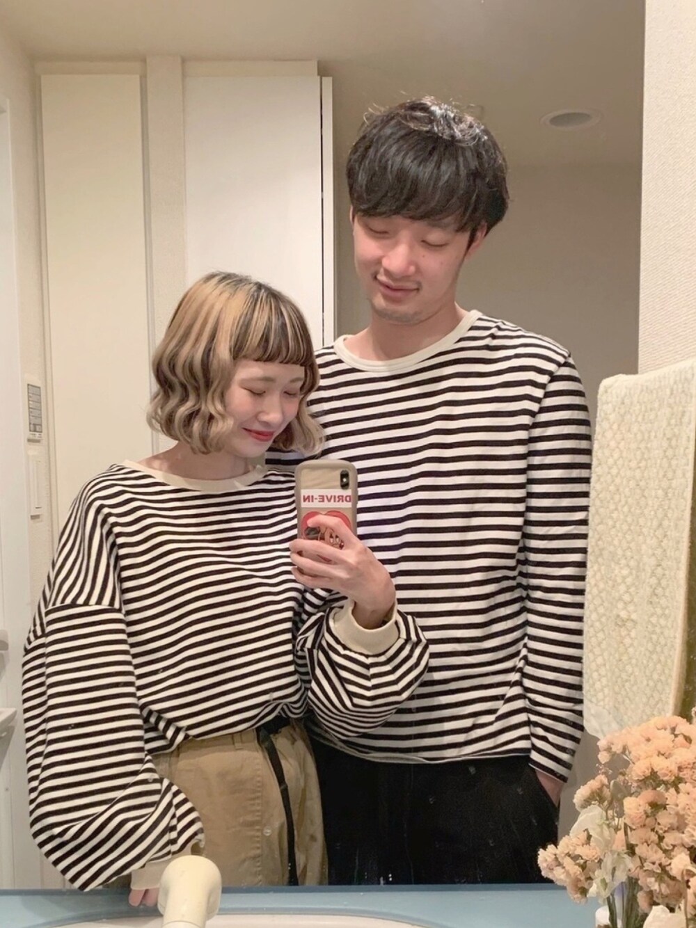 「ボーダー、おうちファッション、ボーダートップス、シミラールック、おそろいコーデ、ちょこびコーデ、ちょこびおすすめ、プチプラコーデ、ペアルック」｜「select MOCAのゆったりルーズオーバーシルエットコットンブレンドバルーンスリーブ後ろ長めボーダープルオーバー（Tシャツ/カットソー、ブラック系）」を使った、ちょこびさん（レディース・154cm）の春コーディネートの1枚目の写真