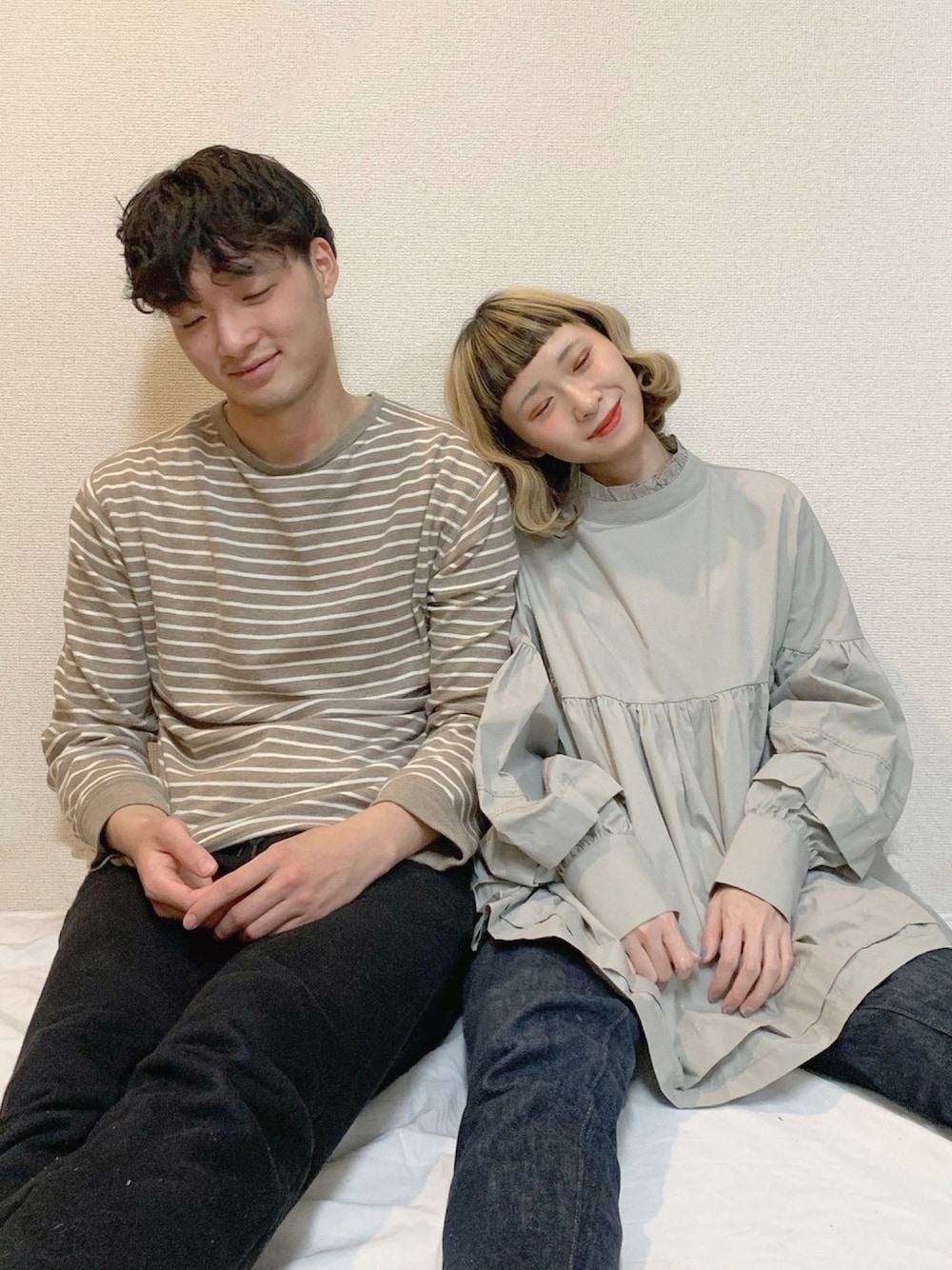 ブルー系のデニムパンツ、グリーン系のシャツ/ブラウス、グリーン系のルームウェア/パジャマを着用したレディースの春コーディネートの1枚目の写真