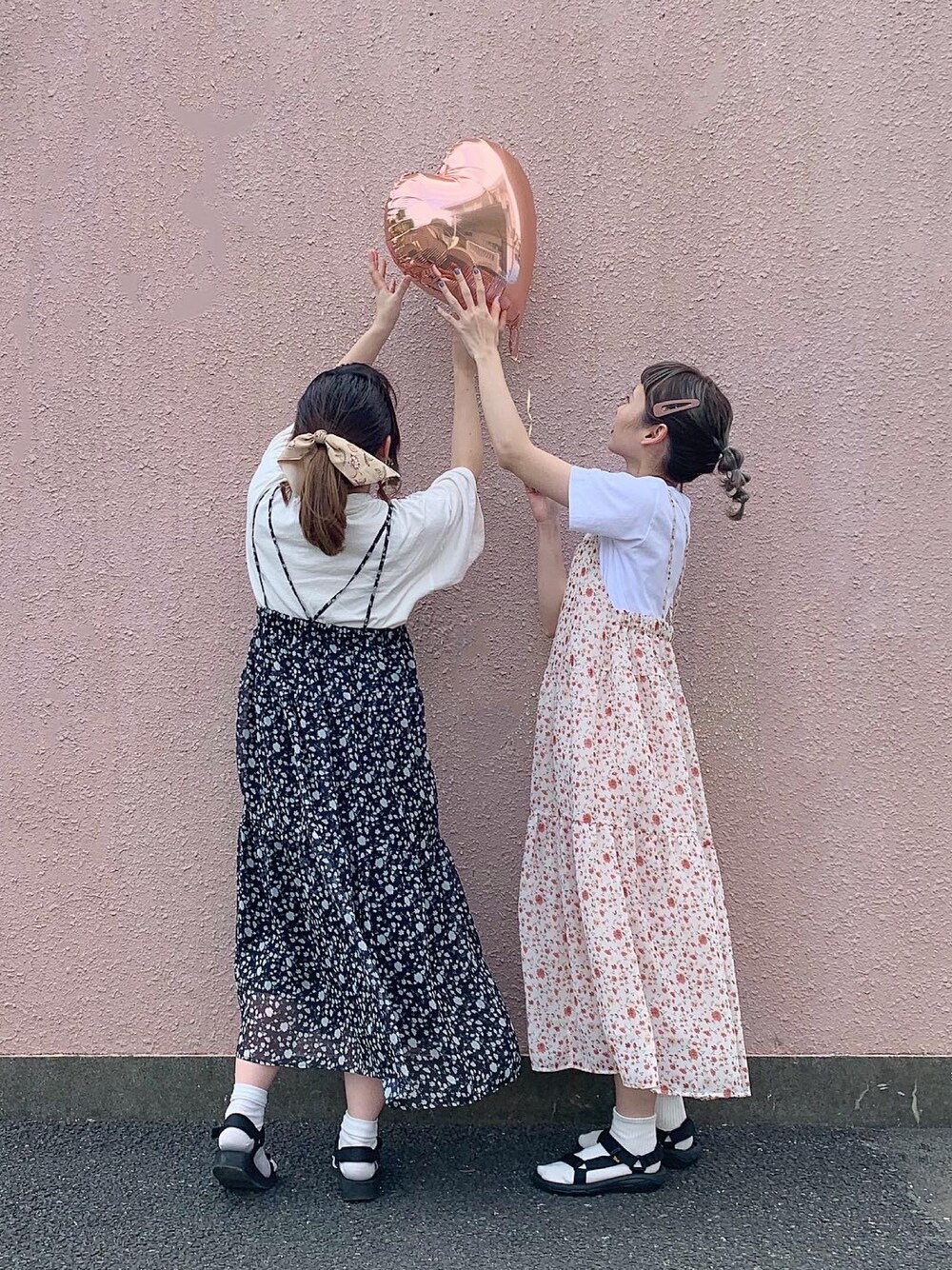 「休日スタイル、シミラールック、おそろいコーデ、キャミワンピ、ティアードワンピース、花柄ワンピース、小花柄、ちょこびコーデ、サンダルに靴下、着回しコーデ」｜「E hyphen world galleryの【ちょこびコラボ】はながらキャミワンピース（ワンピース、ホワイト系）」を使った、ちょこびさん（レディース・154cm）の夏コーディネートの1枚目の写真