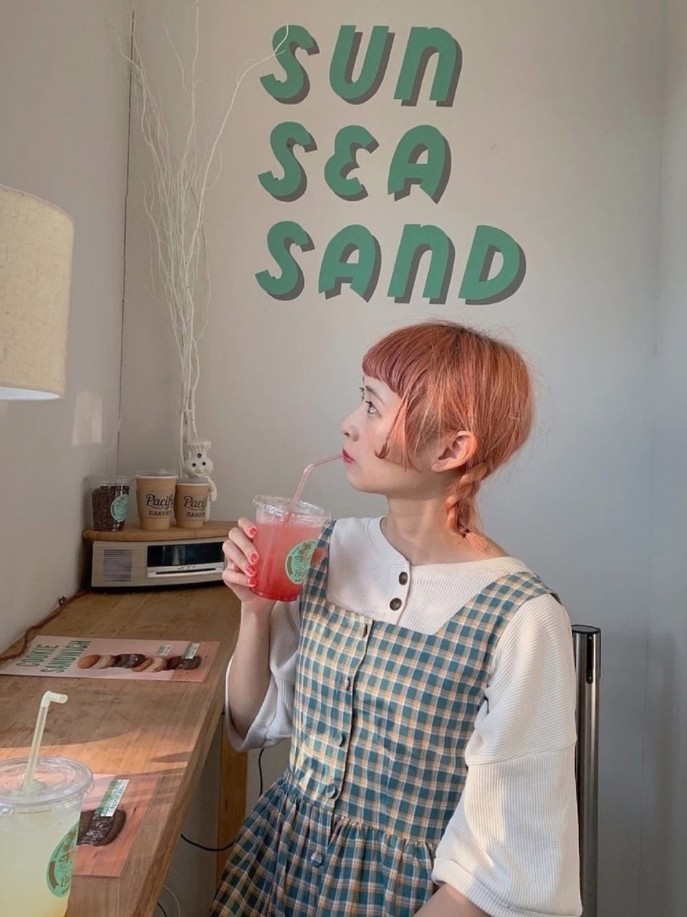 「おんまゆ、ちょこび、三つ編み、ワッフルクルーネックＴ、休日スタイル、ジャンパースカート、ちょこびおすすめ」｜「apres jourのヘンリーネックワッフルトップス【ZOZOTOWN限定アイテム】（Tシャツ/カットソー、ホワイト系）」を使った、ちょこびさん（レディース・154cm）の秋コーディネートの1枚目の写真