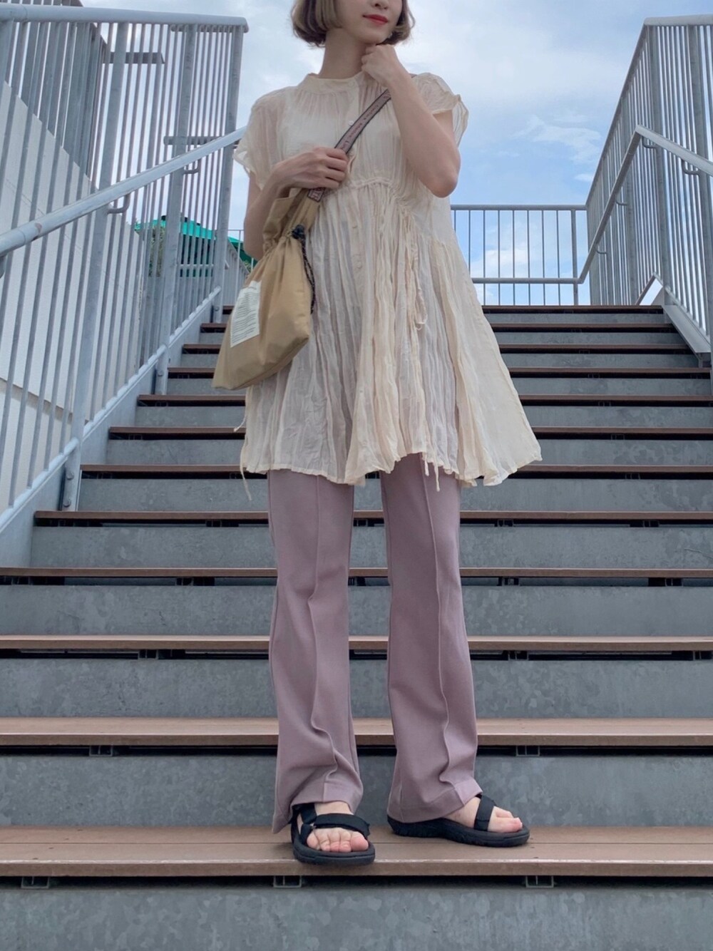 「プリーツ、センタープレスパンツ、くすみカラー、くすみピンク、ちょこびおすすめ、夏コーデ、teva、シアーシャツ、シアートップス、カラーパンツ」｜「Chicoのシアーサイドギャザーノースリチュニック/透けブラウス（シャツ/ブラウス、ホワイト系）」を使った、ちょこびさん（レディース・154cm）の夏コーディネートの1枚目の写真