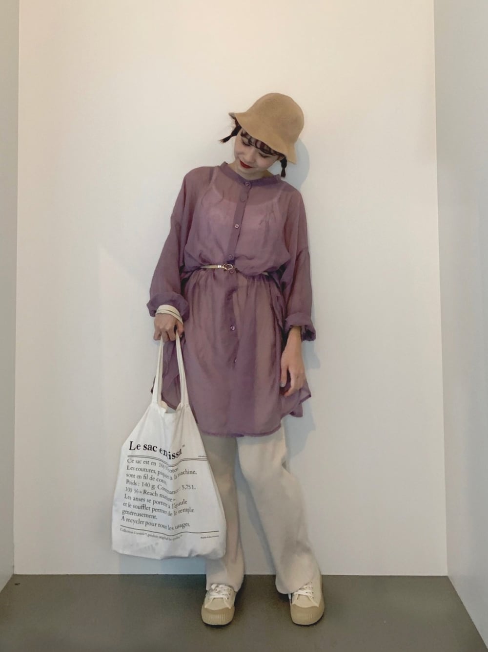 「パンツスタイル、リブパンツ、シアーシャツ、ピンクコーデ、低身長、ちょこびコーデ、くすみカラー、トートバッグ、ちょこびおすすめ」｜「mysticのシアースタンドカラードルマンシャツ（シャツ/ブラウス、パープル系）」を使った、ちょこびさん（レディース・154cm）の秋コーディネートの1枚目の写真