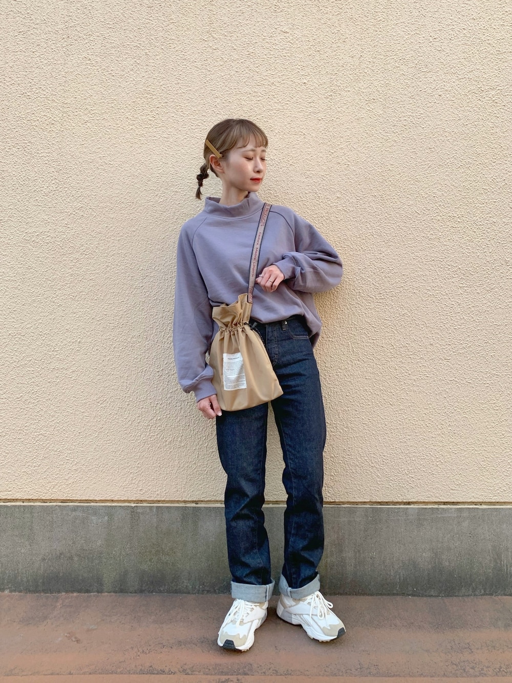 「秋コーデ、ハイネック、ダッドスニーカー、巾着バッグ、ちょこびコーデ、低身長、スニーカー、デニムパンツ、パンツスタイル」｜「recaのモックネックスウェット（スウェット、パープル系）」を使った、ちょこびさん（レディース・154cm）の秋コーディネートの1枚目の写真