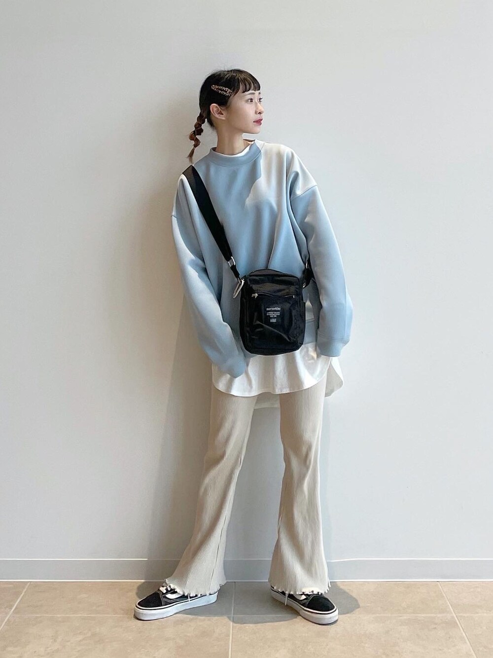 ブルー系のスウェット、ホワイト系のTシャツ/カットソー、ベージュ系のスラックスを着用したレディースの冬コーディネートの1枚目の写真