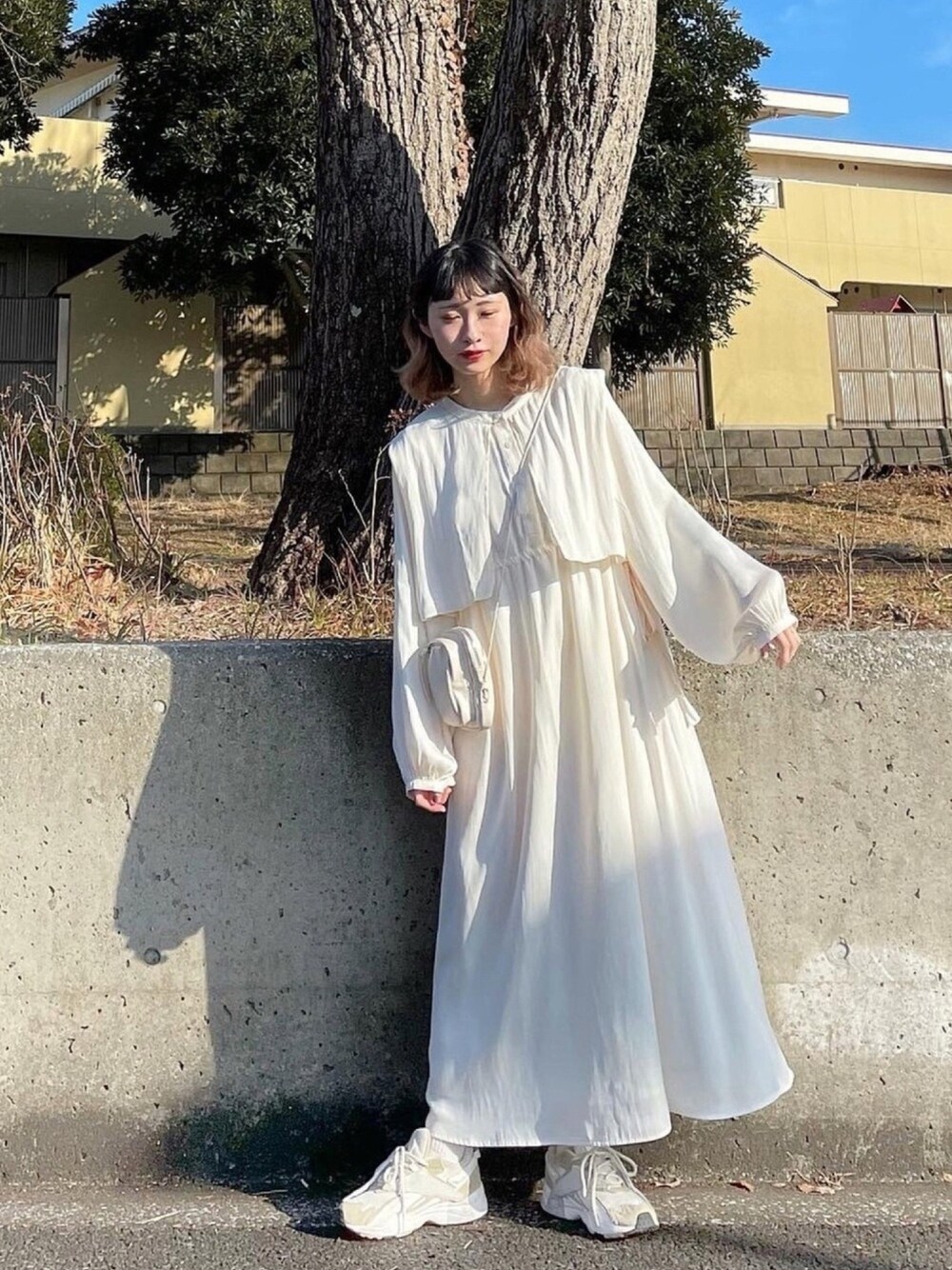 「白ワンピース、春コーデ、春服、ホワイトコーデ、ダッドスニーカー、ちょこびおすすめ、低身長、ボリューム袖、ロングワンピース、ビッグカラー」｜「Bonjour SaganのWEARISTA ちょこび × Bonjour Sagan  レイヤード風バンドカラーワンピース（ワンピース、ホワイト系）」を使った、ちょこびさん（レディース・154cm）の冬コーディネートの1枚目の写真