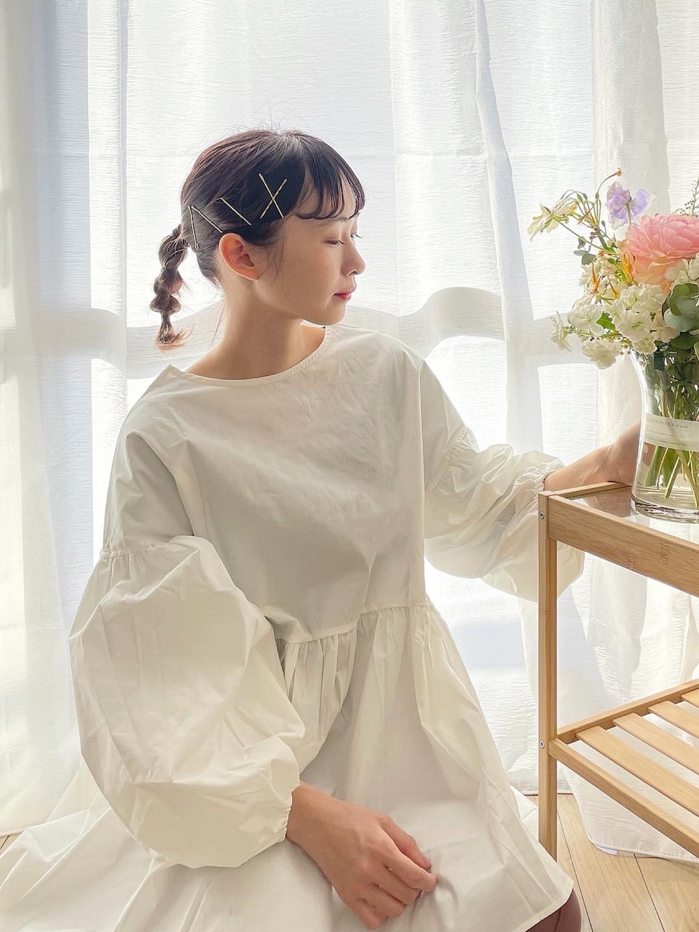 「ブラウス、ボリューム袖、ボリュームスリーブ、ヘアピン、ヘアアレンジ、ちょこびコーデ、春色、春服、韓国ファッション、ブラウスコーデ」｜「Bonjour Saganの【2021 S/S 新作】前後2WAYボリュームスリーブブラウス（シャツ/ブラウス、ホワイト系）」を使った、ちょこびさん（レディース・154cm）の春コーディネートの1枚目の写真
