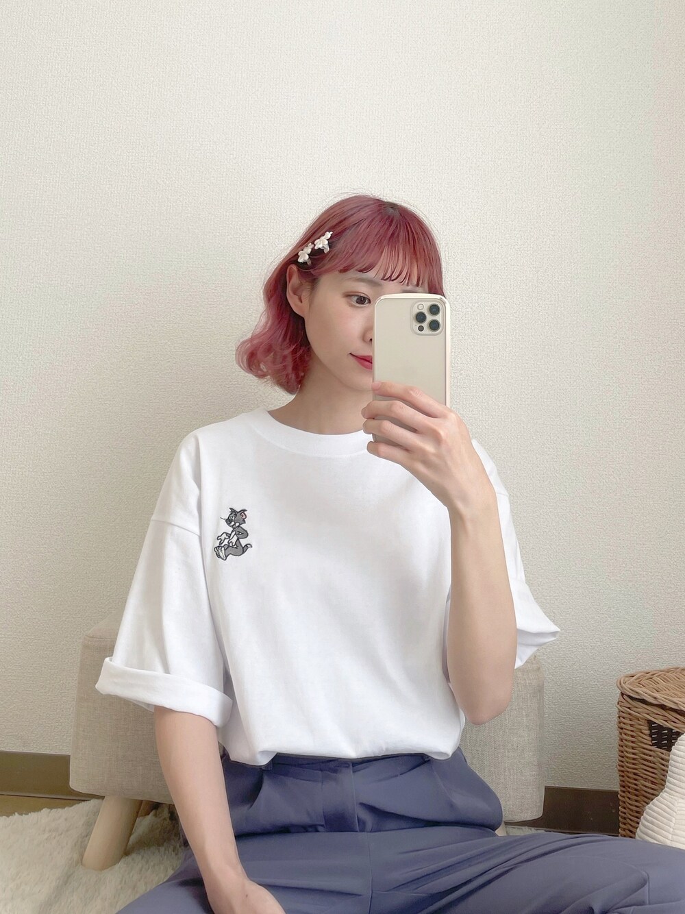 「ワンポイント、白Tシャツ、カラーパンツ、鏡撮り、休日スタイル、おうちファッション、ヘアアレンジ、低身長コーデ、淡色コーデ、ちょこび」｜「Tom＆JerryのSequence / トムとジェリー / TOM and JERRY ONE POINT EMBROIDERY SHORT SLEEVE T-SHIRT（Tシャツ/カットソー、ホワイト系）」を使った、ちょこびさん（レディース・154cm）の春コーディネートの1枚目の写真