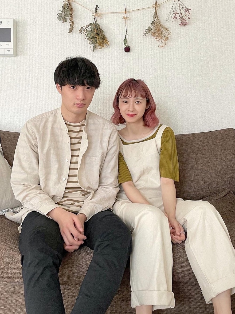 「シミラールック、リンクコーデ、夫婦、ボーダー、オーバーオール、サロペット、おうちファッション、着回しコーデ、ユニクロ、ちょこび」｜「UNFIELDの【UNFIELD デニムサロペット】（サロペット/オーバーオール、ホワイト系）」を使った、ちょこびさん（レディース・154cm）の春コーディネートの1枚目の写真