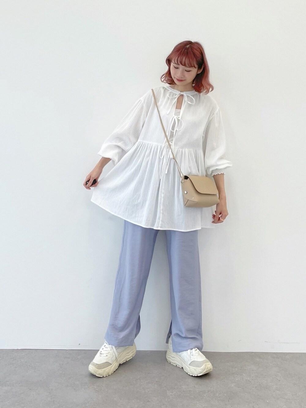 「淡色コーデ、くすみカラー、くすみブルー、スモック、リボンブラウス、ダッドスニーカー、ちょこび、ZARA、今日のコーデ」｜「SLURRのバックリボンボリュームスリーブスモックブラウス（シャツ/ブラウス、ホワイト系）」を使った、ちょこびさん（レディース・154cm）の春コーディネートの1枚目の写真