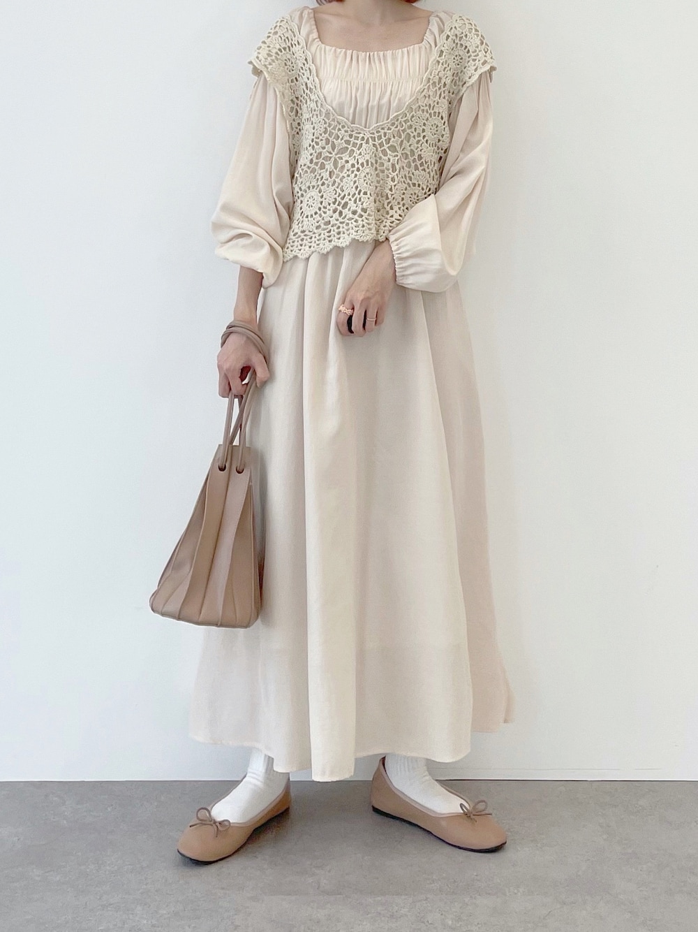 「淡色コーデ、ベージュコーデ、消えそうな色コーデ、ワントーンコーデ、透かし編みニット、ビスチェ、バレエシューズ、ちょこび、低身長」｜「SLURRの【一部再入荷】カギ針バックリボンビスチェ（ベスト、その他）」を使った、ちょこびさん（レディース・154cm）の春コーディネートの1枚目の写真
