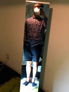 「アイテム（スリッポン、ブルー系）」を使った、袋の上のバンドマンさん（メンズ・180cm）の春コーディネート