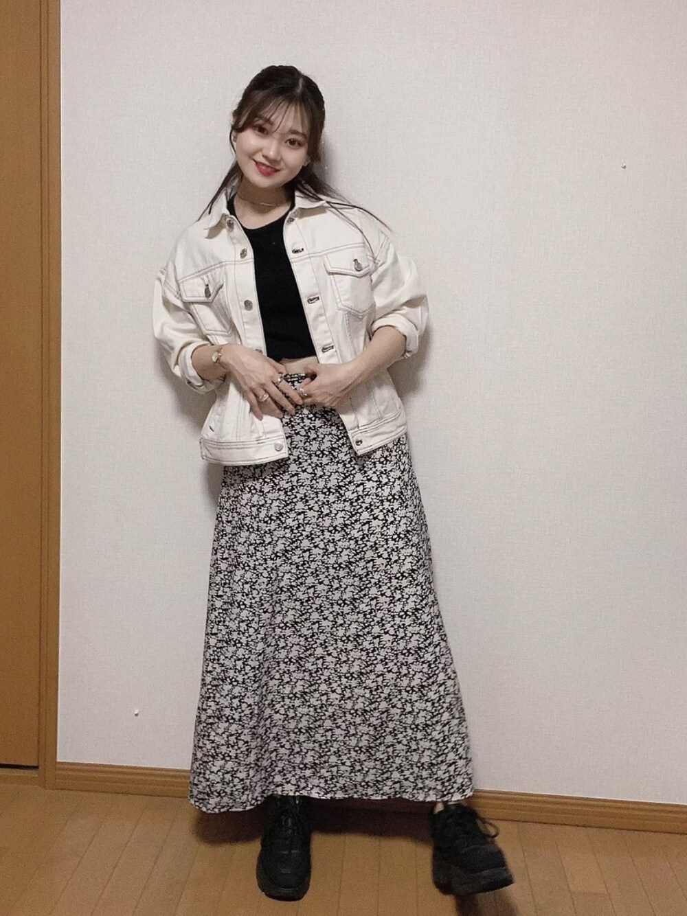 ホワイト系のデニムジャケット、ブラック系のTシャツ/カットソー、ブラック系のスカートを着用したレディースの春コーディネートの1枚目の写真