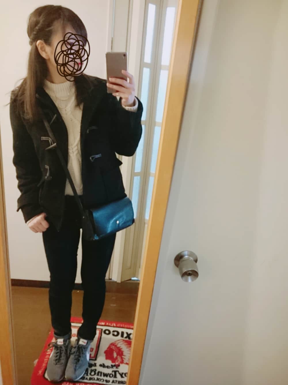 「休日スタイル、パンツスタイル、シンプル、ニット、ショルダーバッグ、ダッフルコート、スニーカー、スニーカーコーデ、白ニット、スキニーデニム」｜「GUの（GU）スキニージーンズＡ（パンツ、ブルー系）」を使った、picochiさん（レディース・155cm）の冬コーディネートの1枚目の写真