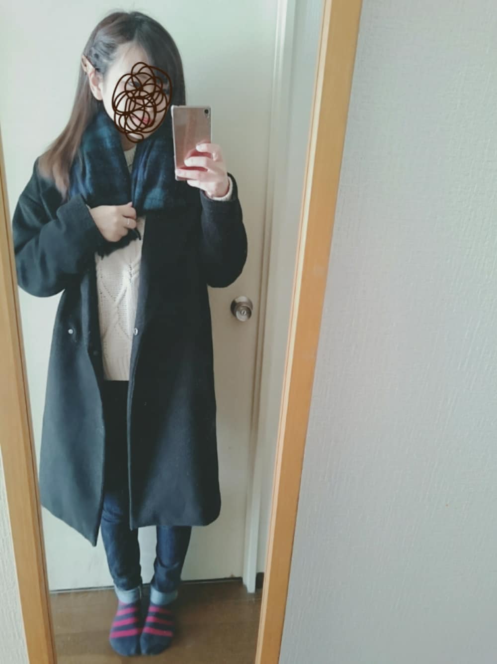 「シンプル、デニムパンツ、チェスターコート、GU、白ニット、ニット、スキニーデニム、スキニー、シンプルコーデ」｜「Khajuのネックレス（ネックレス、ゴールド系）」を使った、picochiさん（レディース・155cm）の冬コーディネートの1枚目の写真