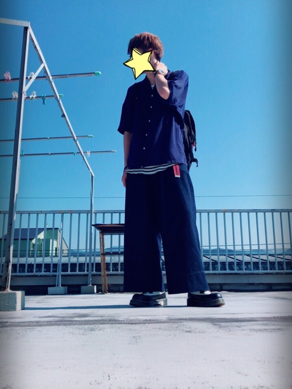 「夏、シャツスタイル、ワイドデニム、Dr.Martens、オープンカラーシャツ」｜「WHO'S WHO galleryのサテンオープンカラーシャツ（シャツ/ブラウス、ブルー系）」を使った、うにまるさん（メンズ・175cm）の夏コーディネートの1枚目の写真