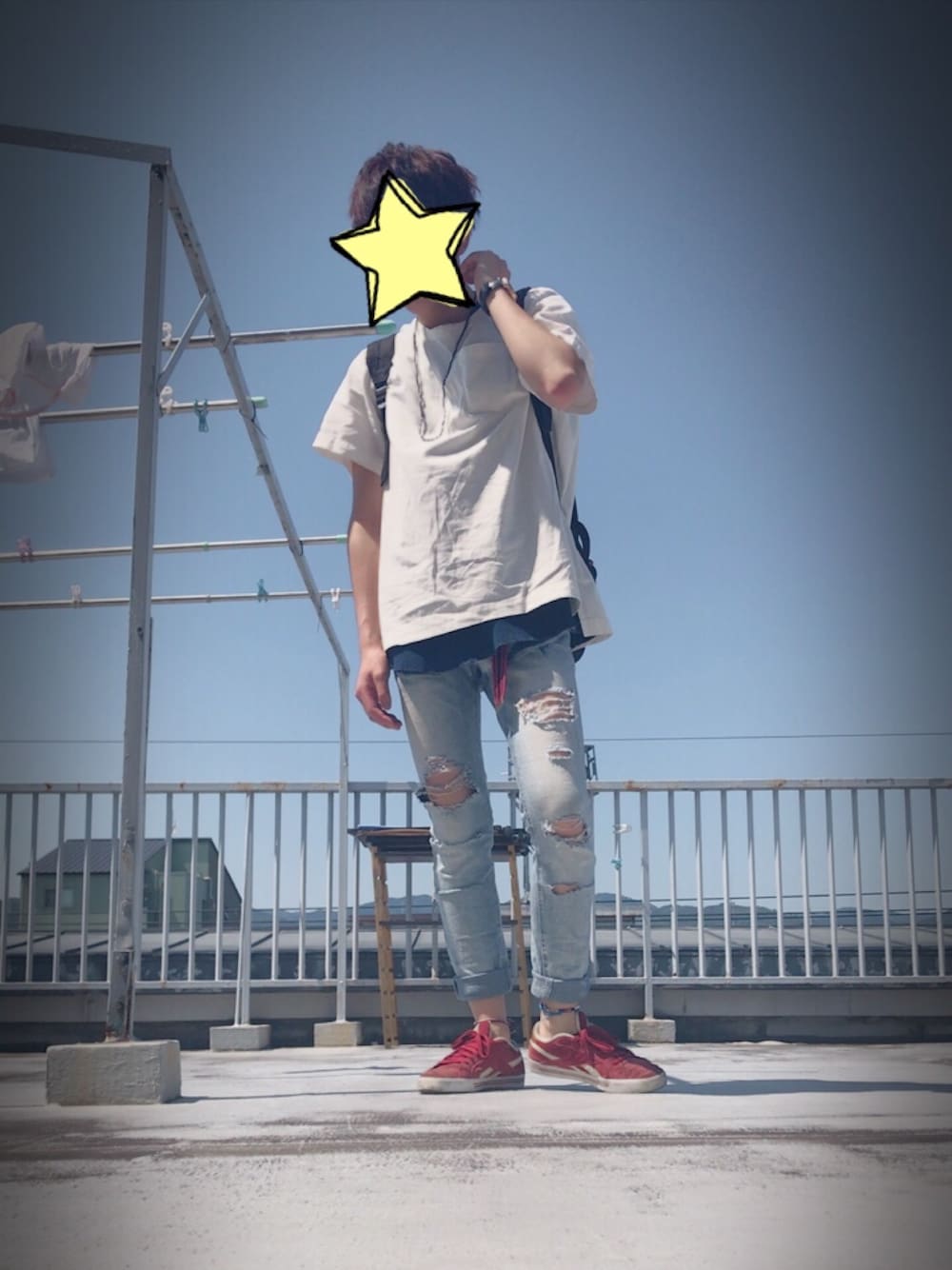 「シンプル、ダメージデニムパンツ、白Tシャツ、スニーカー、大学生」｜「SPINNSのアイテム（トップス、ホワイト系）」を使った、うにまるさん（メンズ・175cm）の夏コーディネートの1枚目の写真