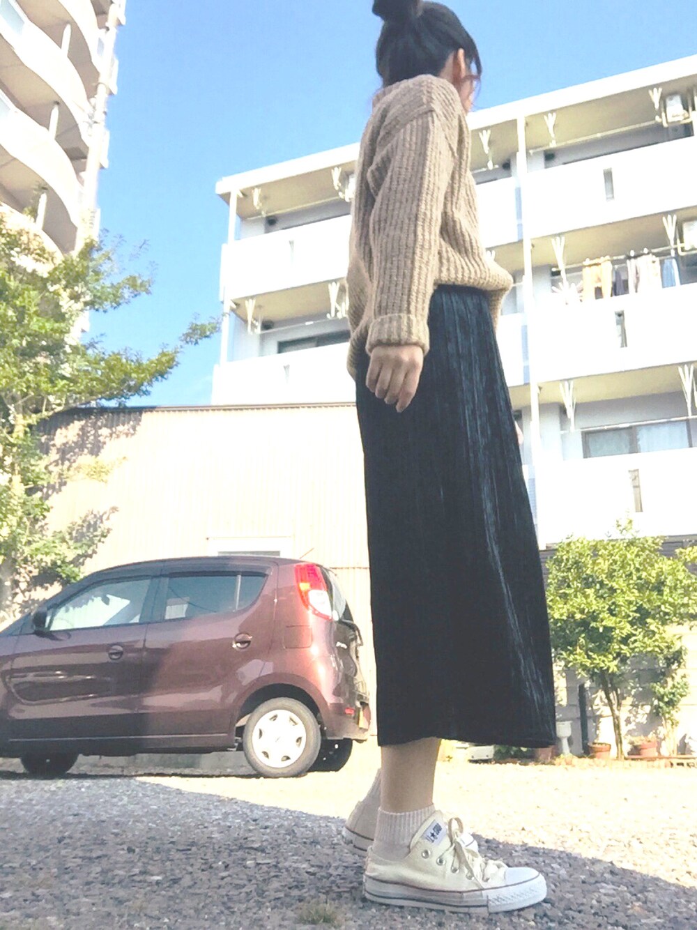 「カジュアル、スニーカーコーデ、プチプラコーデ、秋コーデ、おだんごヘアー、GU、コンバース、タートルネック」｜「ikkaの5Gオフタートルネック畦プルオーバー（ニット/セーター、ベージュ系）」を使った、momoさん（レディース・153cm）の秋コーディネートの1枚目の写真