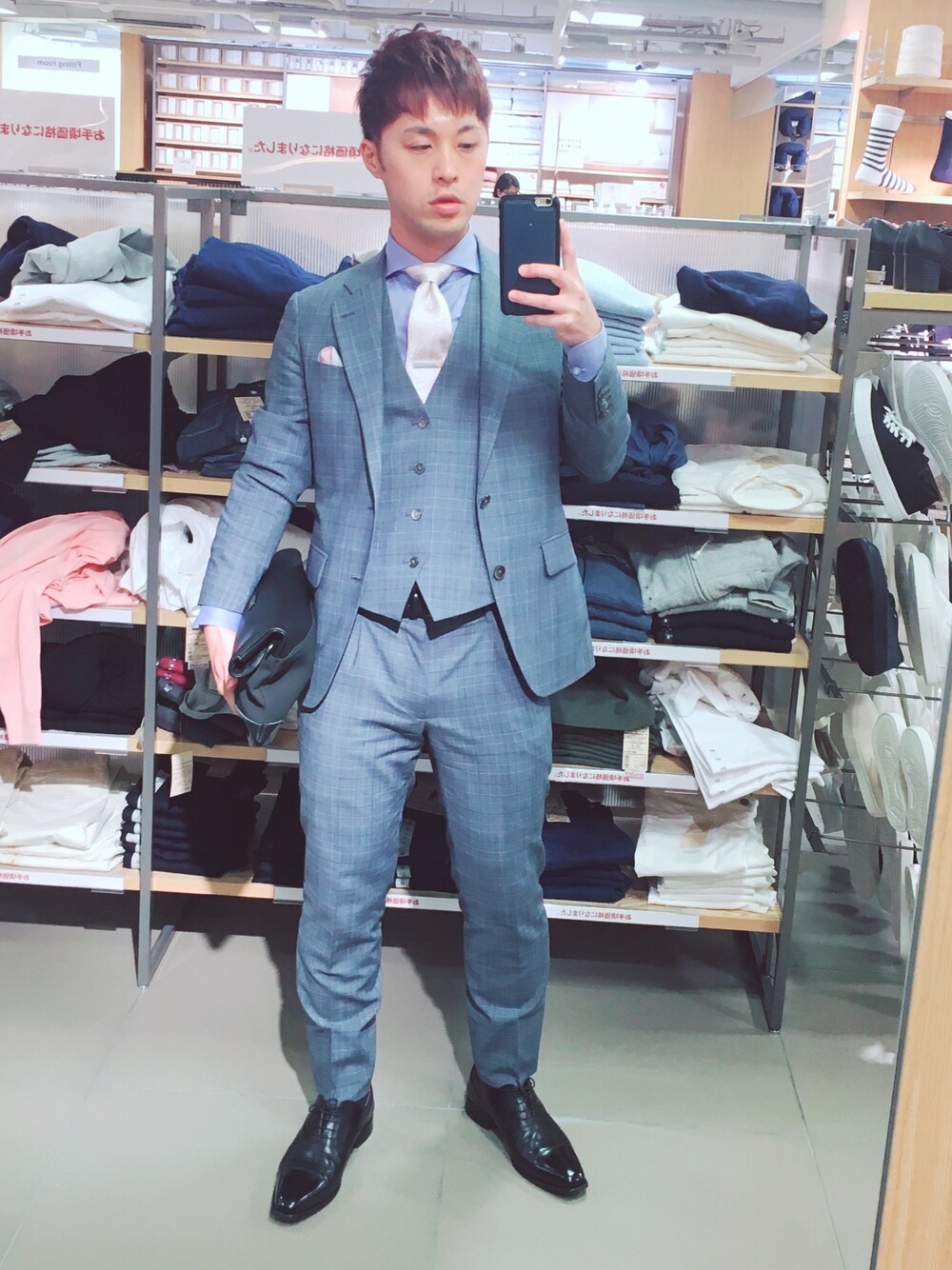 「春、スーツ、スリーピース、スーツ男子、セミフォーマル、三十路式、ナノユニバース、SUITSELECT、おしゃれさんと繋がりたい」｜「SUIT SELECTのアイテム（スーツジャケット、グレー系）」を使った、kenji muneishiさん（メンズ・171cm）の春コーディネートの1枚目の写真