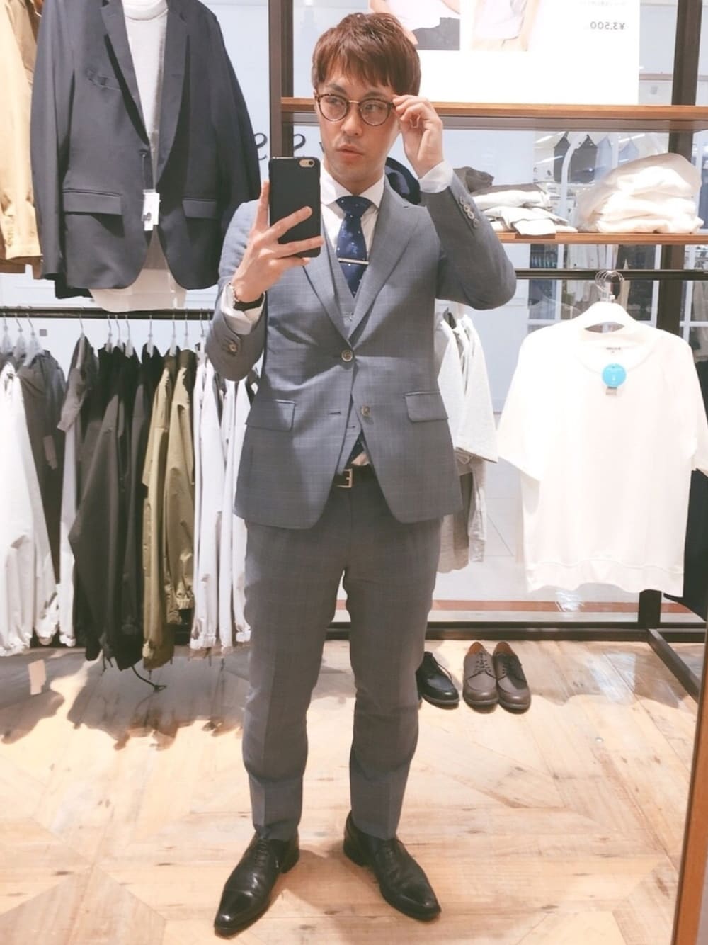 「春コーデ、キレイめ、スーツ、スーツ男子、スーツスタイル、スーツセレクト、スーツコーデ、お洒落さんとつながりたい」｜「SUIT SELECTのアイテム（スーツジャケット、グレー系）」を使った、kenji muneishiさん（メンズ・171cm）の春コーディネートの1枚目の写真