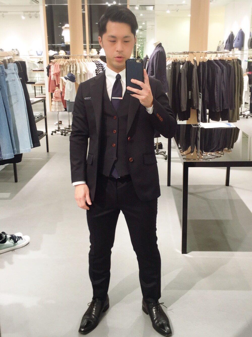 「今日のコーデ、スーツスタイル、スーツセレクト、ネイビースーツ、セミオーダー」｜「SUIT SELECTのアイテム（シャツ/ブラウス、ホワイト系）」を使った、kenji muneishiさん（メンズ・171cm）の春コーディネートの1枚目の写真